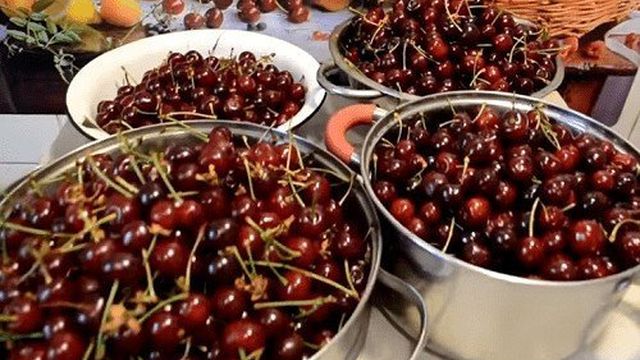 Компот из вишни с косточками — рецепты на зиму, пить сразу