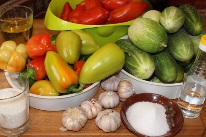 Салат из огурцов и помидоров на зиму с луком и растительным маслом