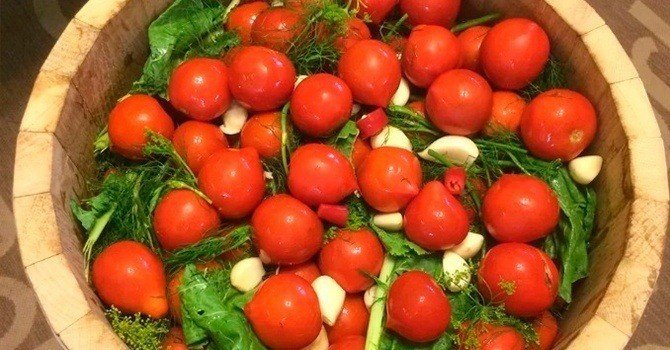 Малосольные помидоры черри с зеленью