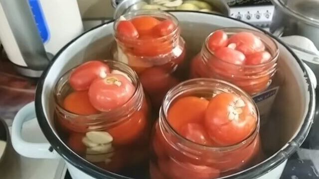 Маринованные помидоры с чесноком внутри в литровых банках на зиму