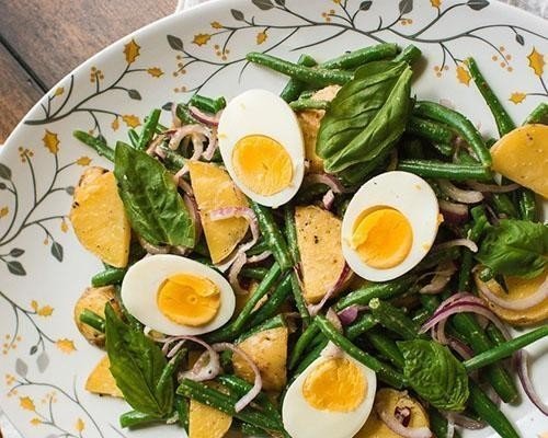 Сытный салат из стручковой фасоли, отварного картофеля и яйца