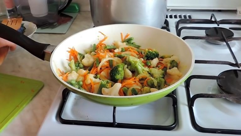 Брокколи с овощами на сковороде